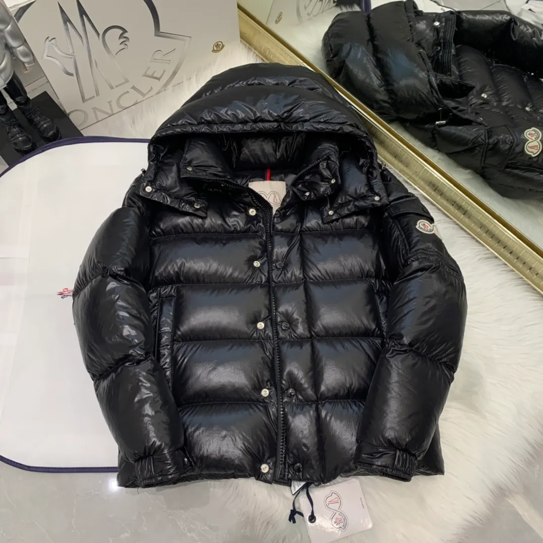 P390 Moncler/ 2026 70 、 。 DNA ， ， 。 Classic ， 、 。 Classic 70 。 Quality， 90 ，Premium Quality ， ，Black ！ Sizes M-3XL